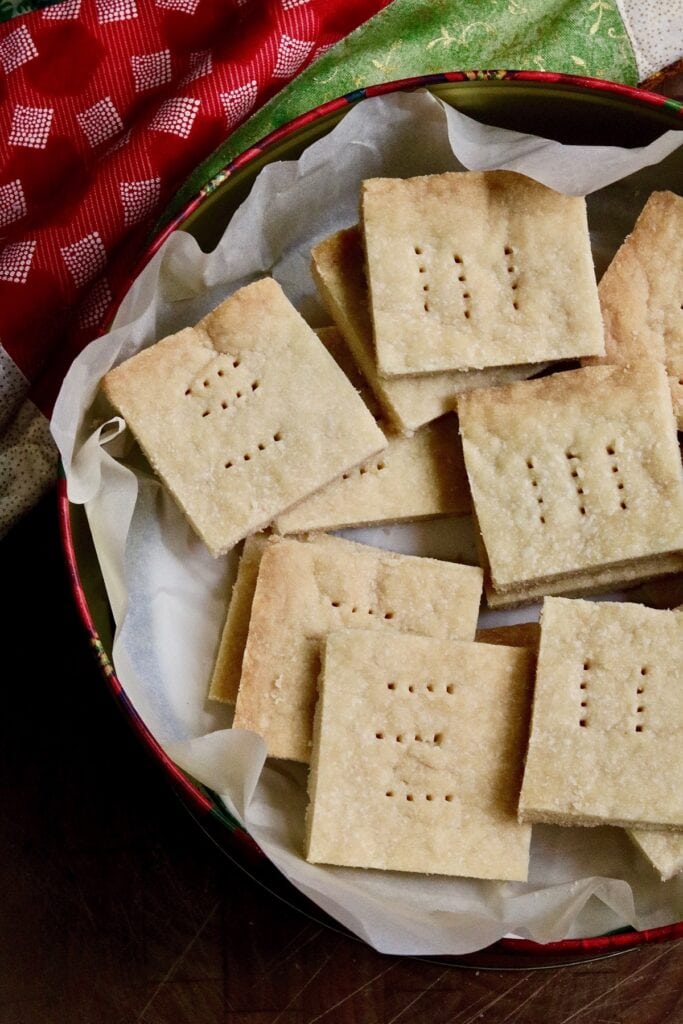 vegan shortbread cookies ready to serve in a cookie tin