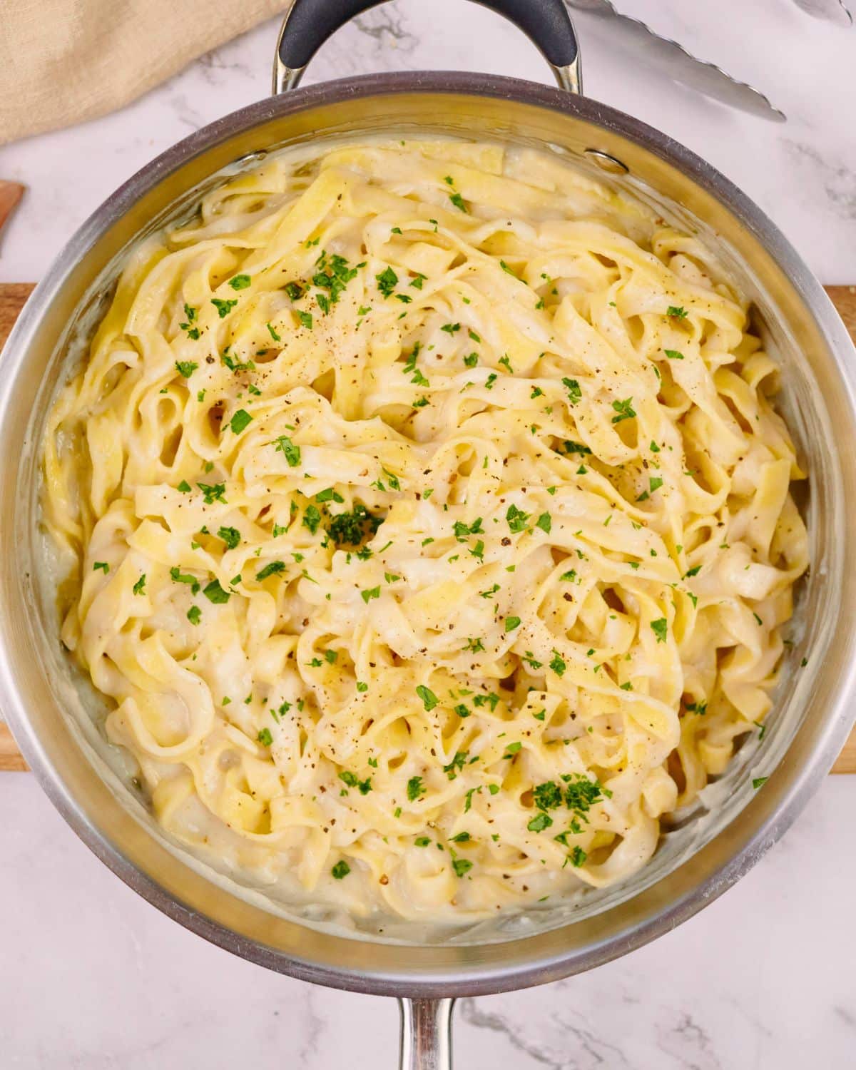 large stockpot of vegan cauliflower alfredo and pasta