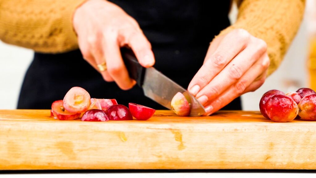 slicing grapes on cutting board